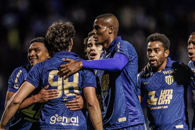 Jogadores do Avaí celebrando gol na Série B