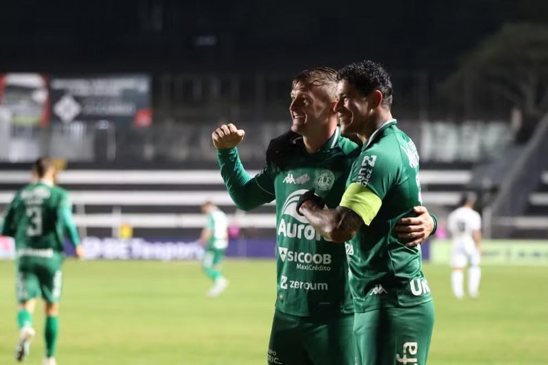 Jogadores da Chapecoense comemoram gol na Série B