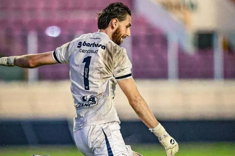 Imagem o goleiro Felipe em ação pelo Confiança