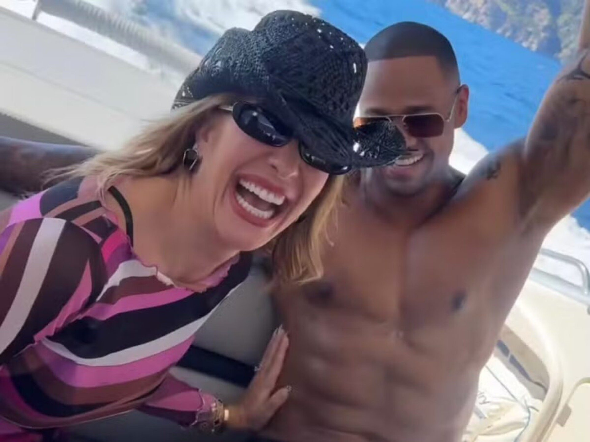 Lore Improta se gaba enquanto passa óleo no tanquinho de Léo Santana