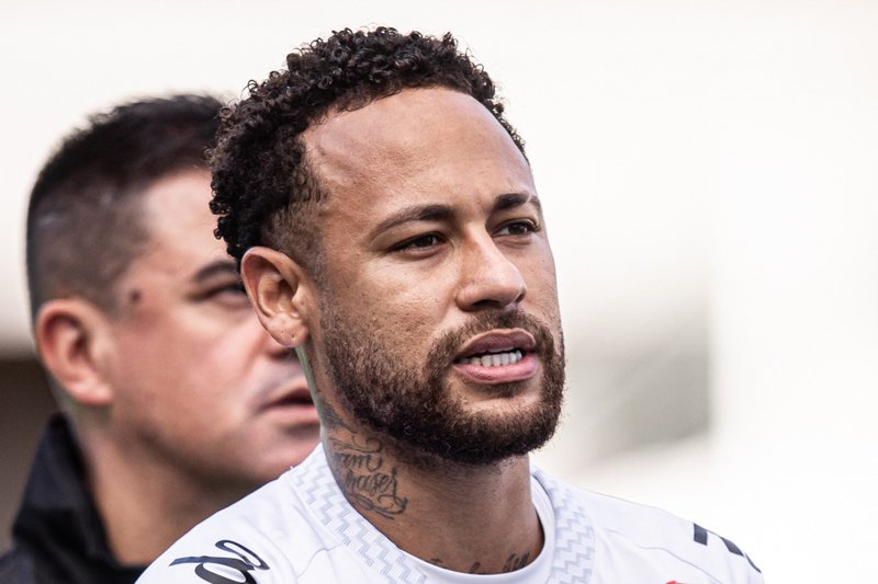 Neymar concentrado em jogo do Santos na Série A