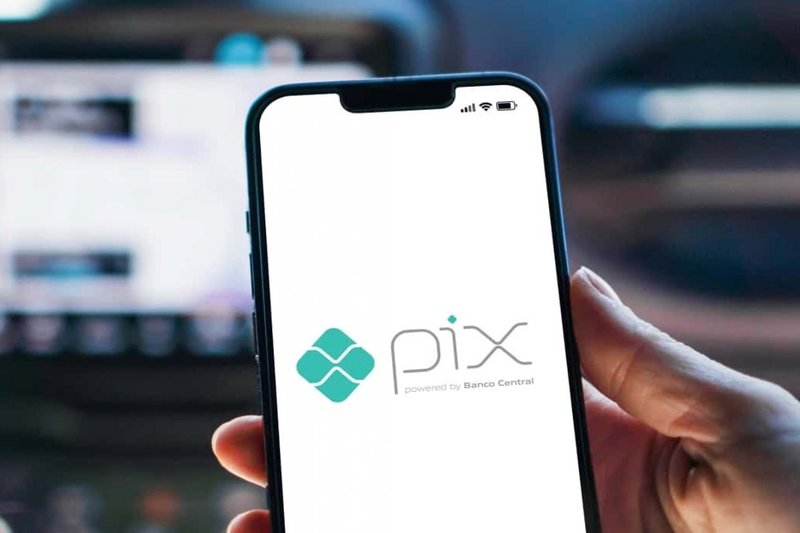 Pessoa utilizando o sistema de pagamentos instant&acirc;neos, o pix