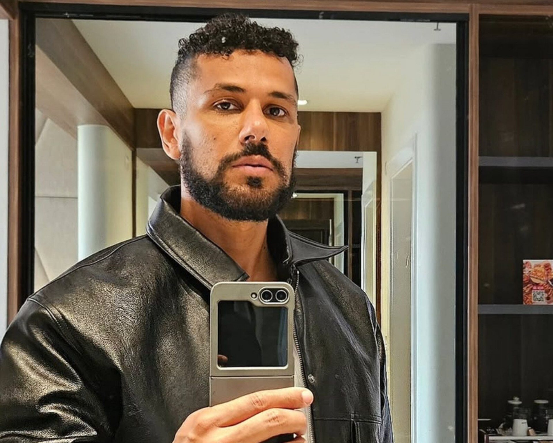 Amaury Lorenzo volta a provocar seguidores e posta foto nu