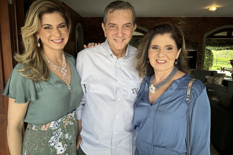 Carol, Luiz Guilherme e Maria do Carmo Pontes, anfitriões na belíssima festa dos 50 anos da Pecuária Pontes