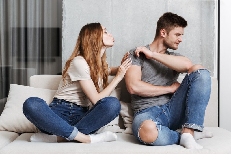 Imagem de uma mulher atrás de um homem