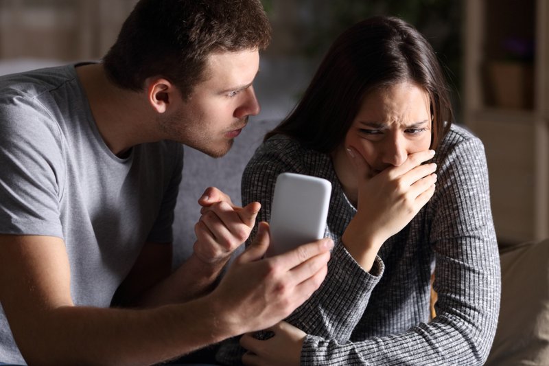 Imagem de um casal discutindo por conta de traição