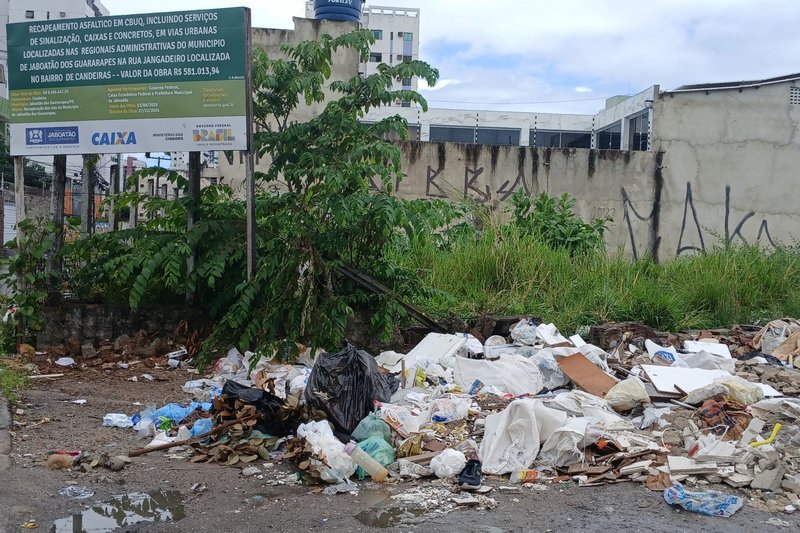 Lixo descartado irregularmente em via de Jaboatão