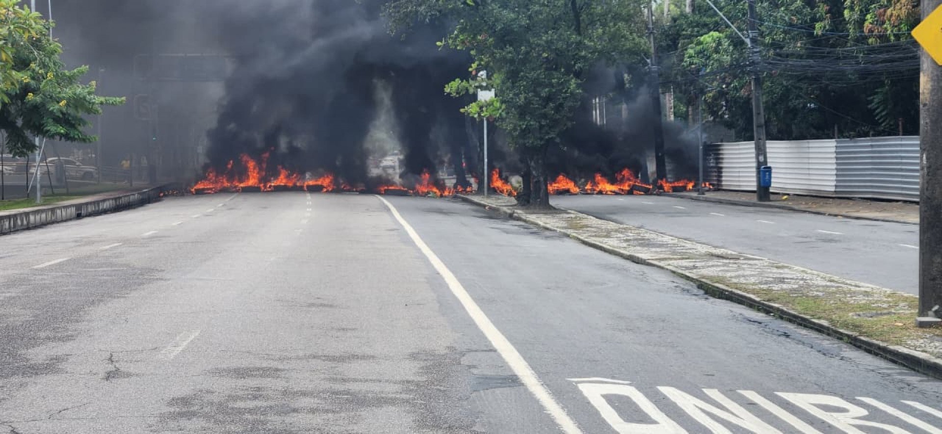 Protesto por moradia trava o trânsito na Av. Agamenon Magalhães, no Recife 