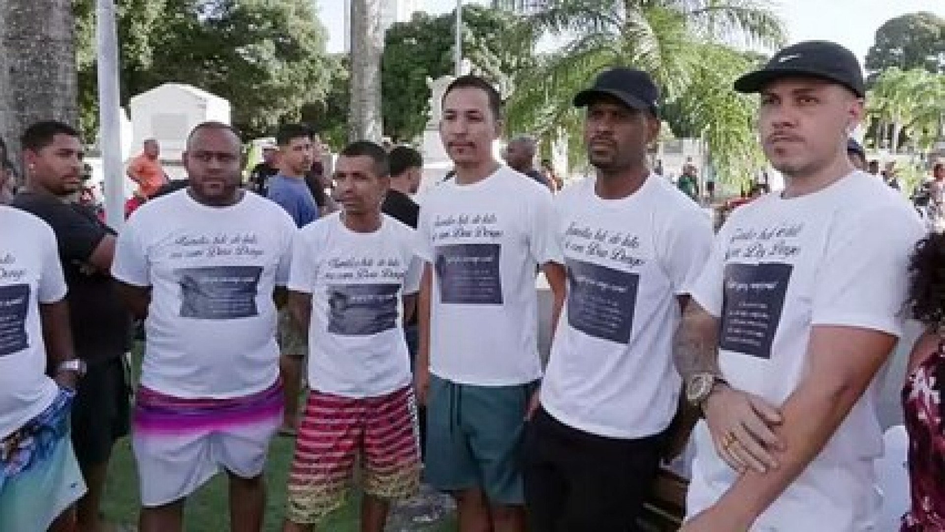 Familiares se despedem de jovem que morreu em colisão com égua solta em rodovia de Olinda