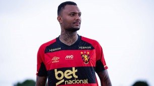 Luan Candido com a camisa do Sport no CT José de Andrade Médicis