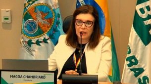 Magda Chambriard diz que foco é petróleo. Energia solar, eólica e hidrogênio verde só depois de 2035