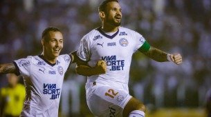 Willian José em comemoração de gol para o Bahia sobre o Confiança no jogo de ida da final da Copa do Nordeste