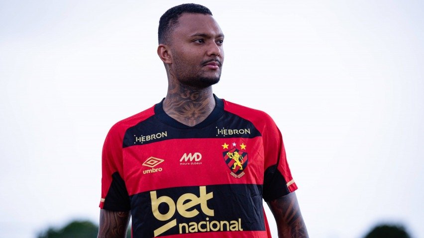 Luan Candido com a camisa do Sport no CT José de Andrade Médicis