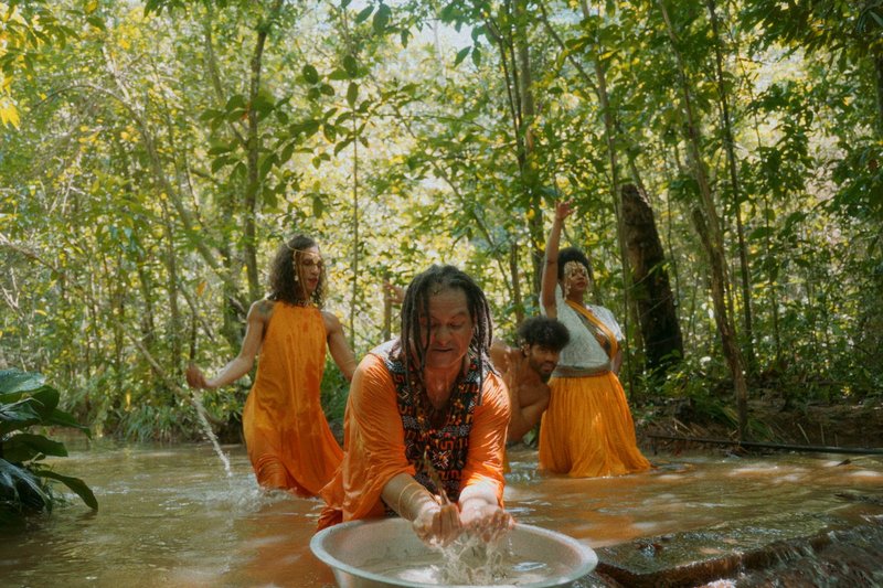 Imagem do clipe de 'Banho de Alecrim', da banda pernambucana Griyö