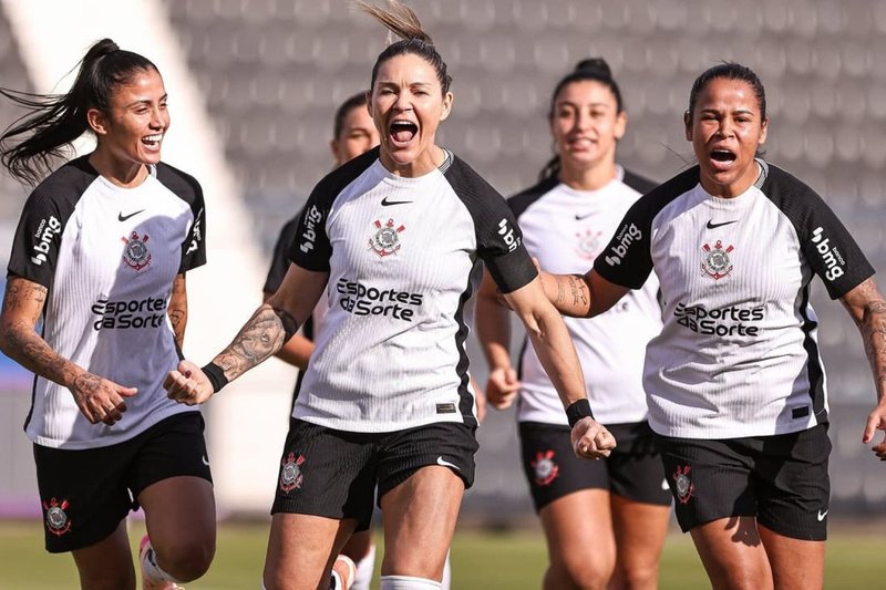 Jogadoras do Corinthians comemoram gol