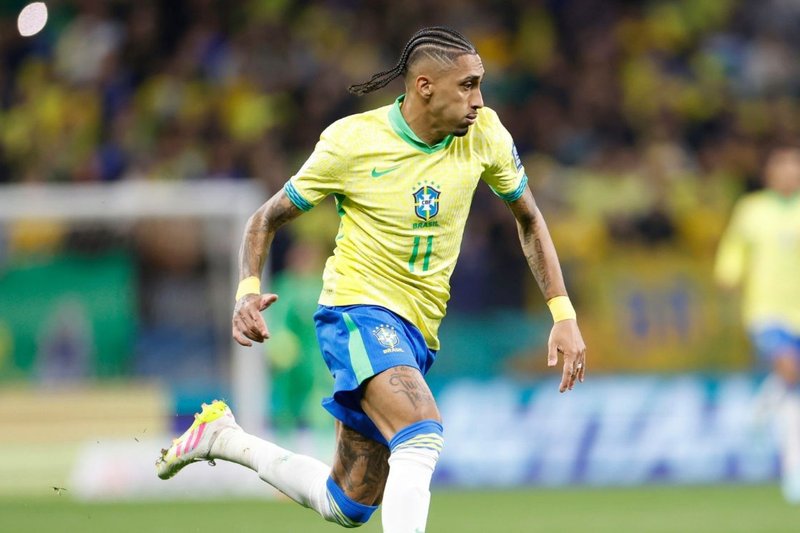 Raphinha com a bola em jogo da Seleção Brasileira