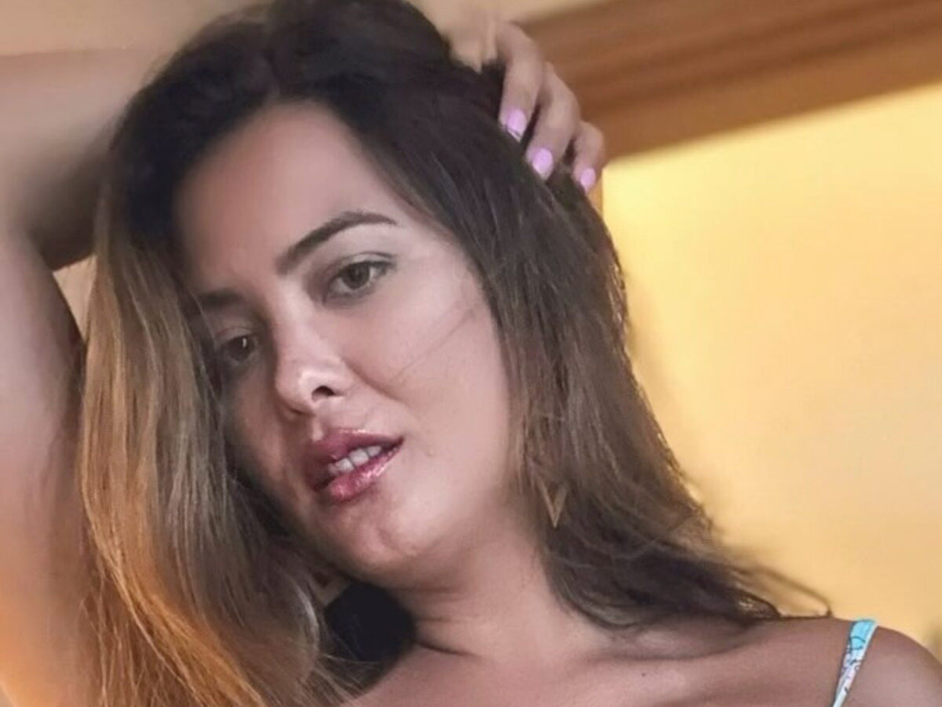 Geisy Arruda faz charme com visual sexy e provoca clima quente ao exibir marquinhas