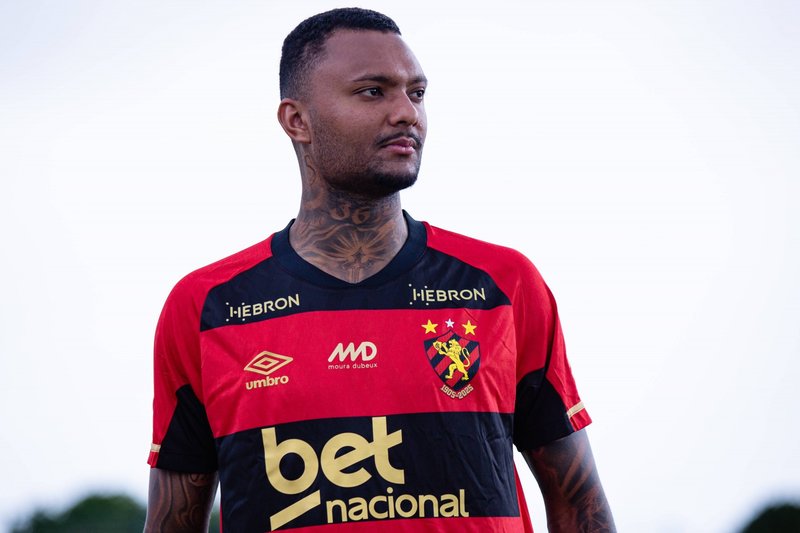 Luan Candido com a camisa do Sport no CT José de Andrade Médicis