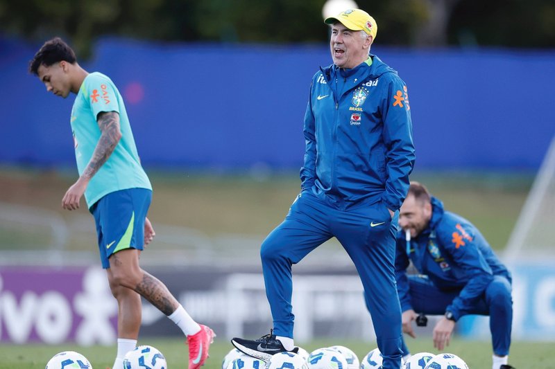 Técnico Carlo Ancelotti em treino da Seleção Brasileira