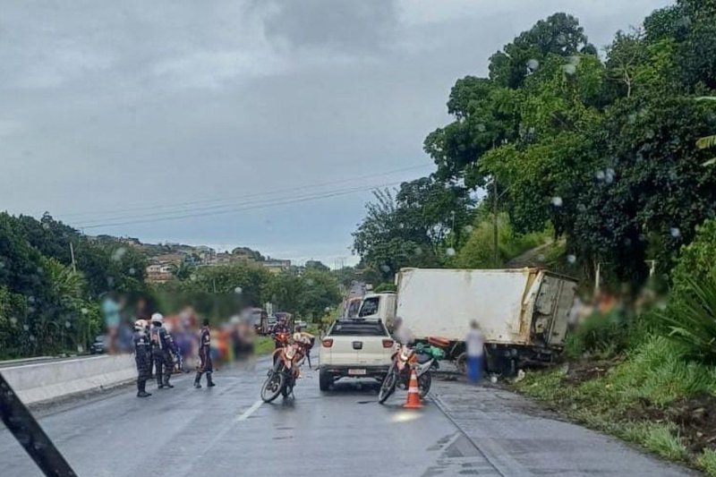 Motorista de caminhão é resgatado de helicóptero no Cabo de Santo Agostinho