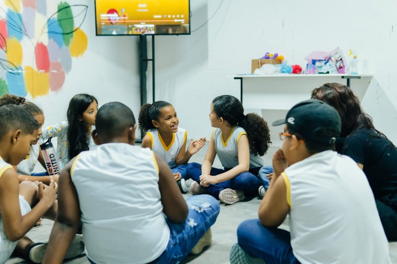 Imagem de crianças que integram o projeto Casa da Esperança