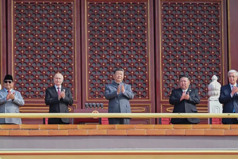 Presidente da China, Xi Jinping, ao lado do presidente russo Vladimir Putin e Kim Jong Un, o mais alto líder da República Popular Democrática da Coreia do Norte