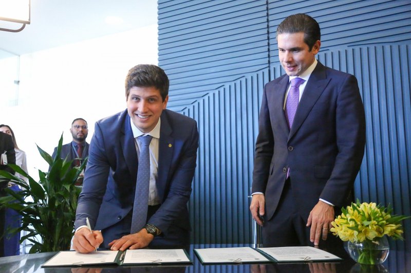 João Campos e Hugo Motta assinaram, nesta quinta-feira (4), um Acordo de Cooperação Técnica entre a Prefeitura do Recife e a Câmara dos Deputados