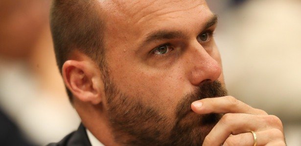 O deputado federal, Eduardo Bolsonaro, assiste o depoimento do ministro Flávio Dino na Comissão de Constituição e Justiça e de Cidadania (CCJC), da Câmara dos Deputados em Brasília-DF