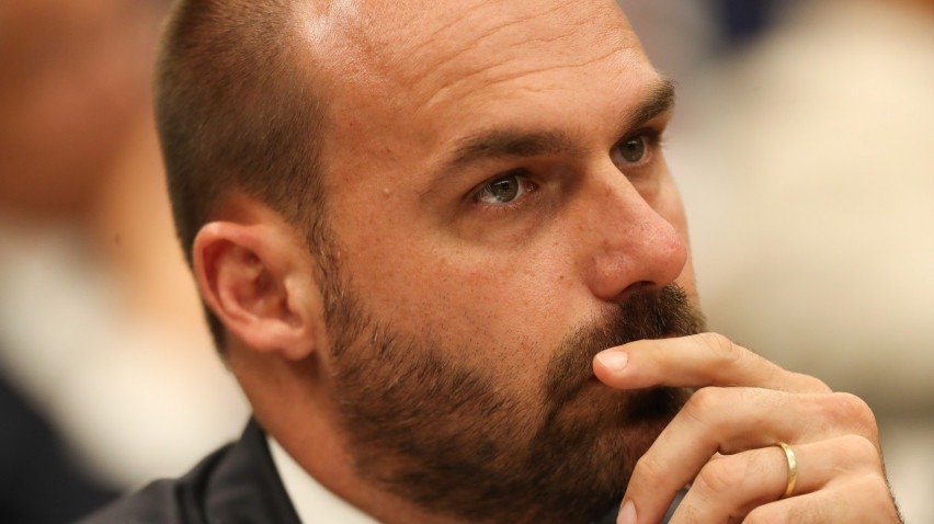 O deputado federal, Eduardo Bolsonaro, assiste o depoimento do ministro Flávio Dino na Comissão de Constituição e Justiça e de Cidadania (CCJC), da Câmara dos Deputados em Brasília-DF