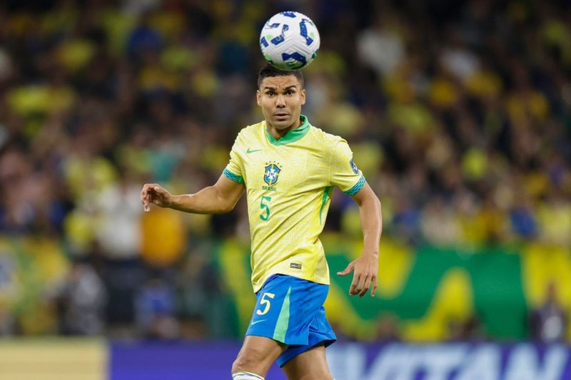 Casemiro em domínio de bola em jogo da Seleção Brasileira