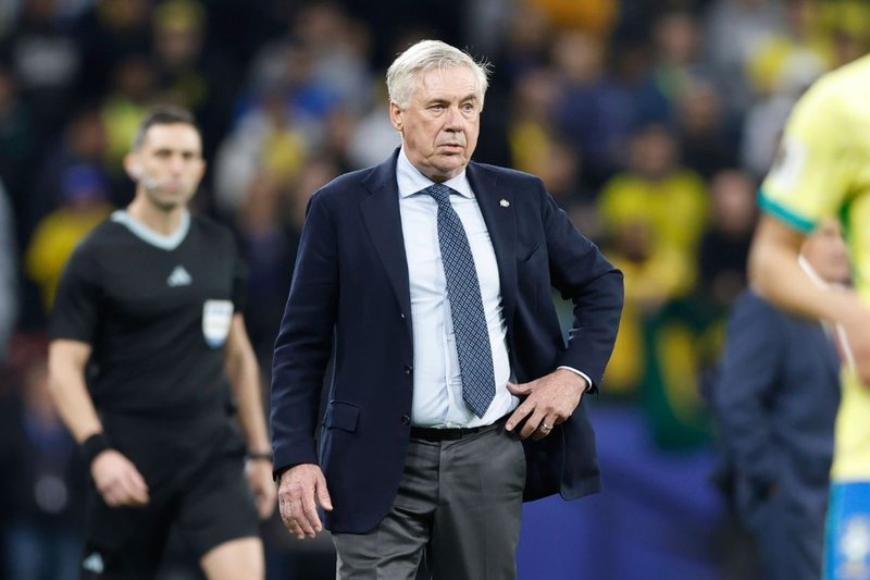 Carlo Ancelotti na área técnica em jogo da Seleção Brasileira