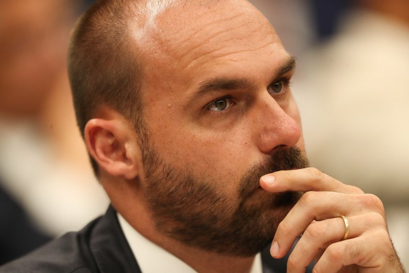 O deputado federal, Eduardo Bolsonaro, assiste o depoimento do ministro Flávio Dino na Comissão de Constituição e Justiça e de Cidadania (CCJC), da Câmara dos Deputados em Brasília-DF