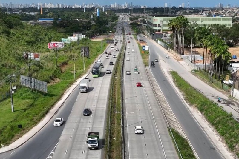 Triplicação da BR-232 está sendo executada há mais de três anos no trecho de 6 km na saída e entrada do Recife, sendo a principal rota para o interior de Pernambuco