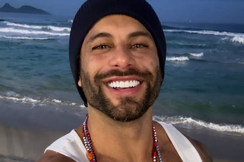 Cotado para A Fazenda 17, Jesus Luz, ex de Madonna, exibe abdômen trincado na web