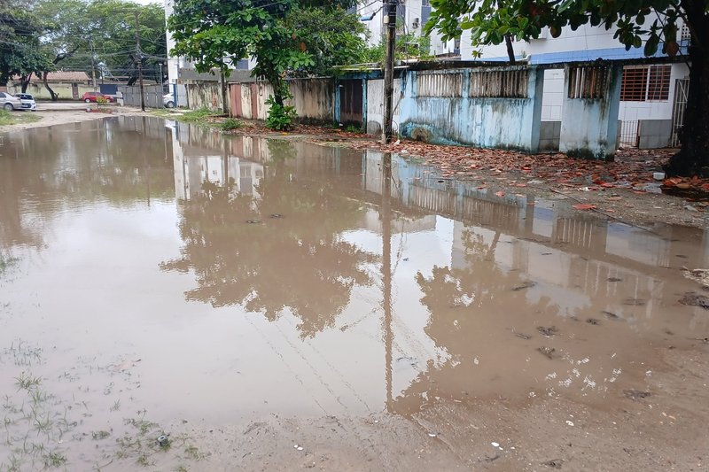 Rua sem asfalto fica enlameada em dias de chuva