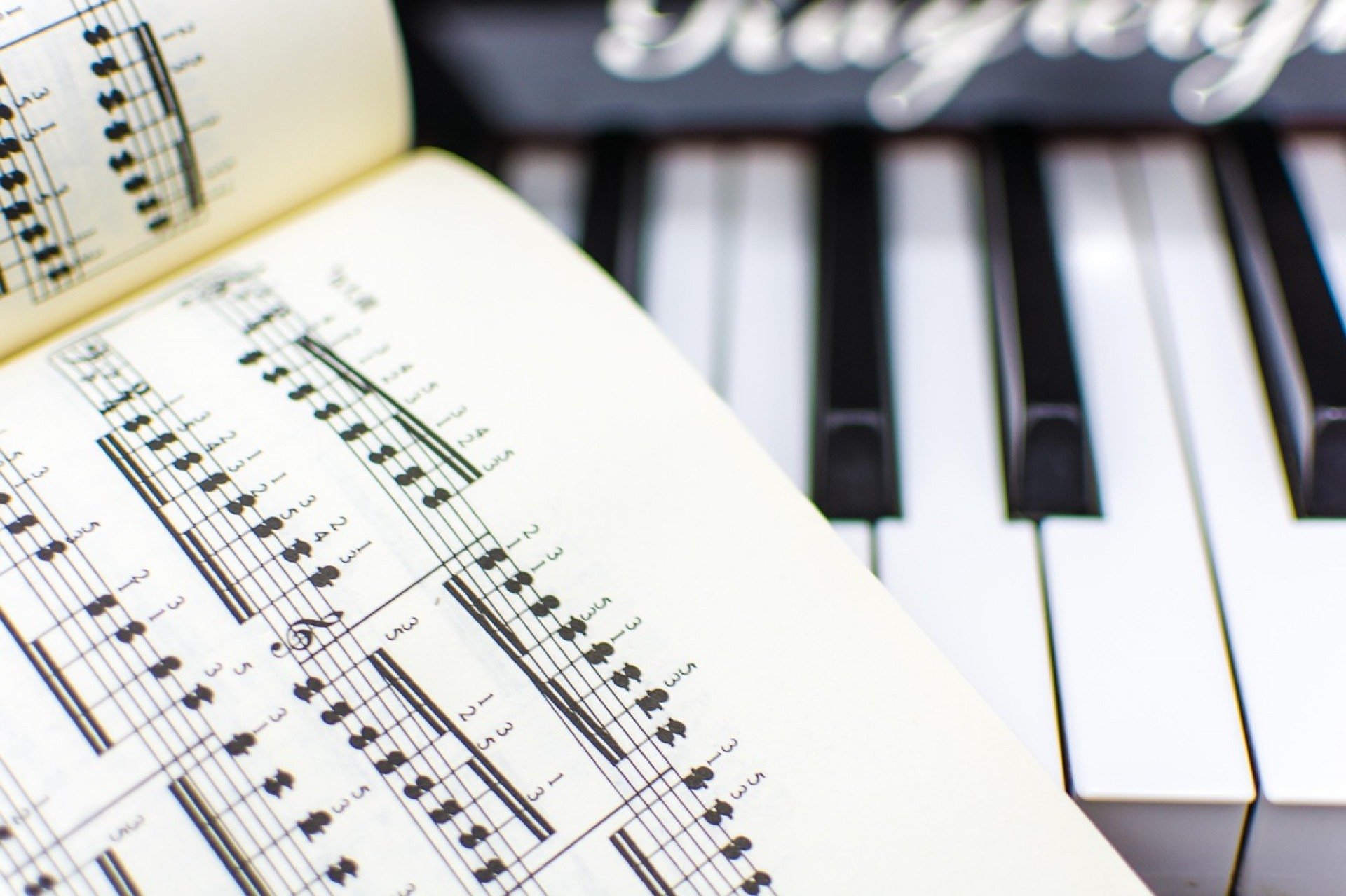 Como ler partituras de piano do zero