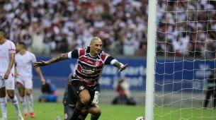 Ariel Nahuelpán em comemoração de gol para o Santa Cruz