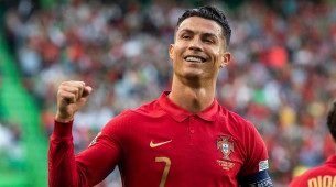 Cristiano Ronaldo com a camisa da Seleção Portuguesa