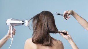 Imagem ilustrativa de figurina feminina de costas recebendo corte de cabelo.