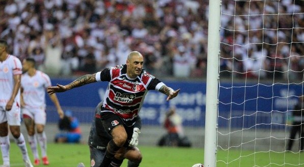 Ariel Nahuelpán em comemoração de gol para o Santa Cruz em decisão contra o América-RN