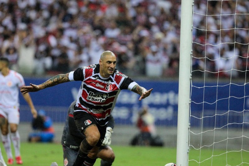 Ariel Nahuelpán em comemoração de gol para o Santa Cruz