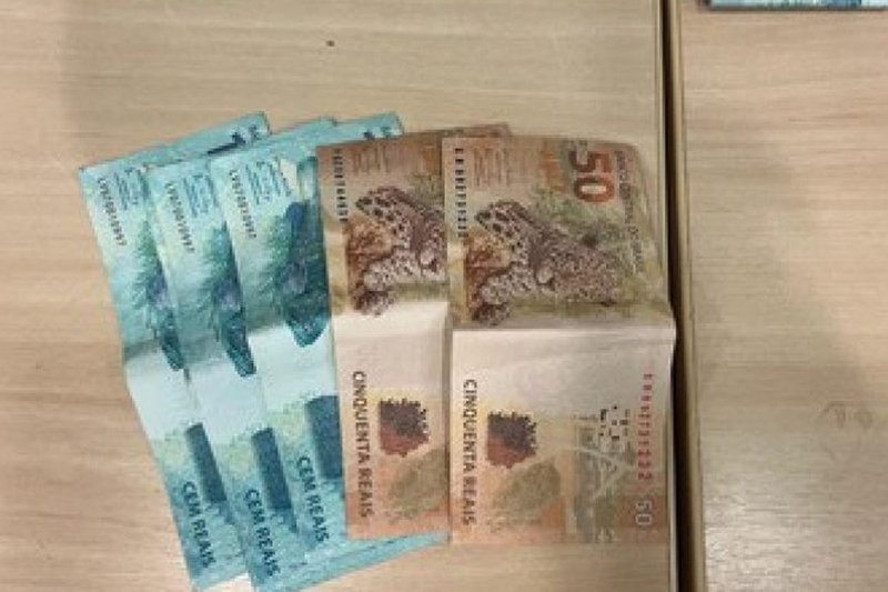 Imagem de cédulas falsas apreendidas pela PRF
