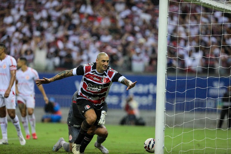 Ariel Nahuelpán em comemoração de gol para o Santa Cruz em decisão contra o América-RN