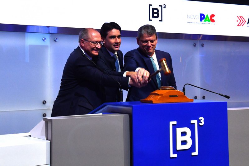 Em um momento simbólico, Alckmin, Tarcísio e Costa Filho bateram juntos o martelo da B3