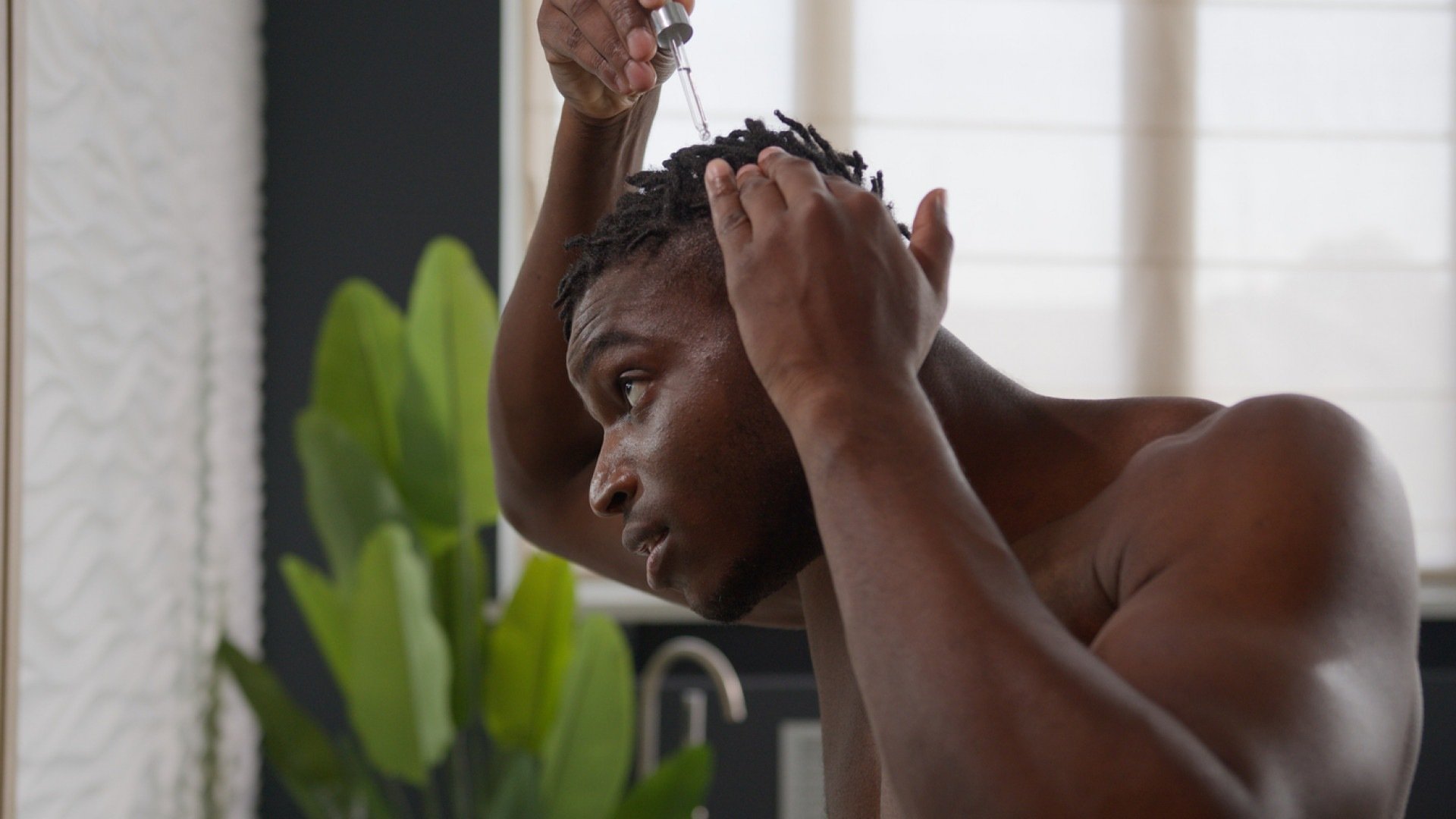 3 tônicos capilares que todo homem de cabelo crespo deveria experimentar