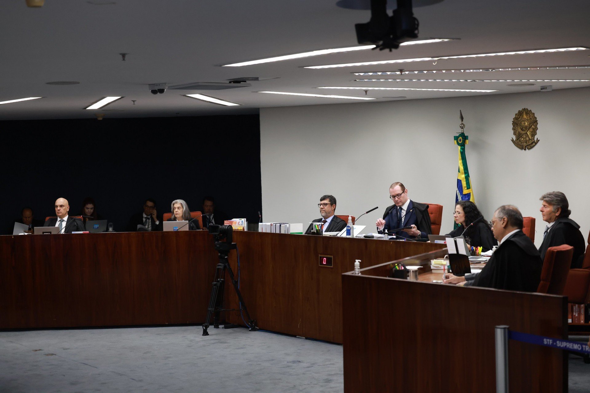 Zanin atende Moraes e marca dia extra para julgar ação penal sobre trama golpista