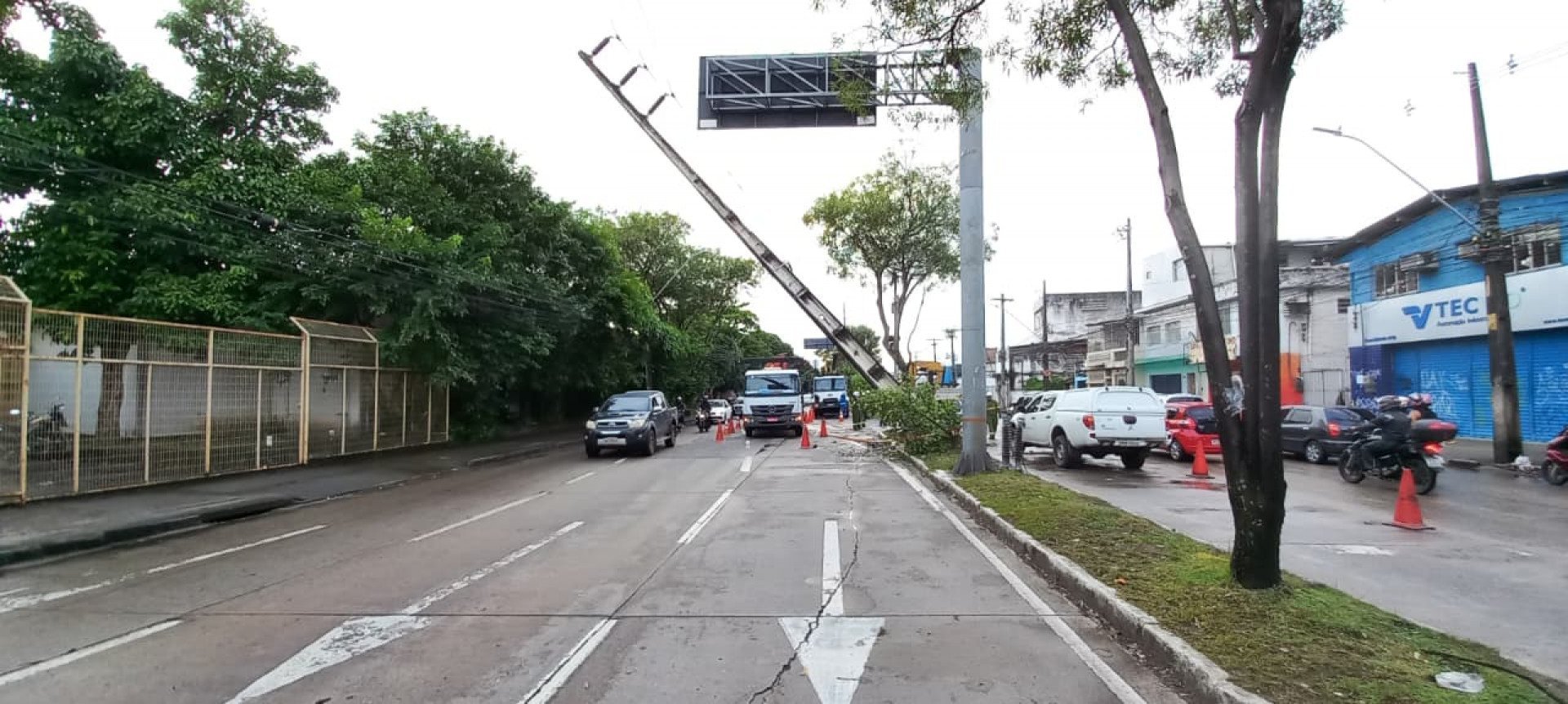 Caminhão bate em poste e causa interdição na Avenida Abdias de Carvalho nesta sexta-feira (05)