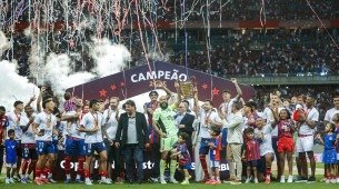Jogadores e comissão técnica do Bahia levantando a taça do pentacampeonato da Copa do Nordeste