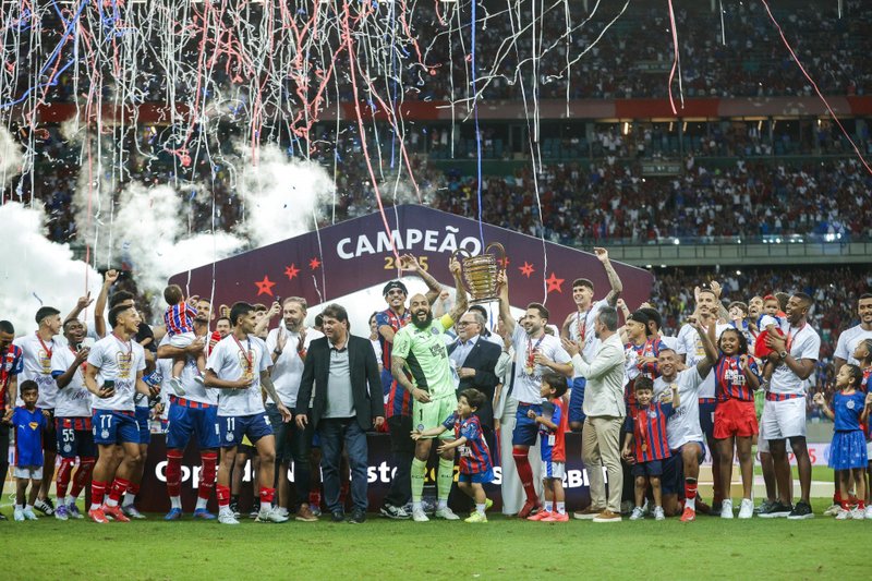 Jogadores e comissão técnica do Bahia levantando a taça do pentacampeonato da Copa do Nordeste