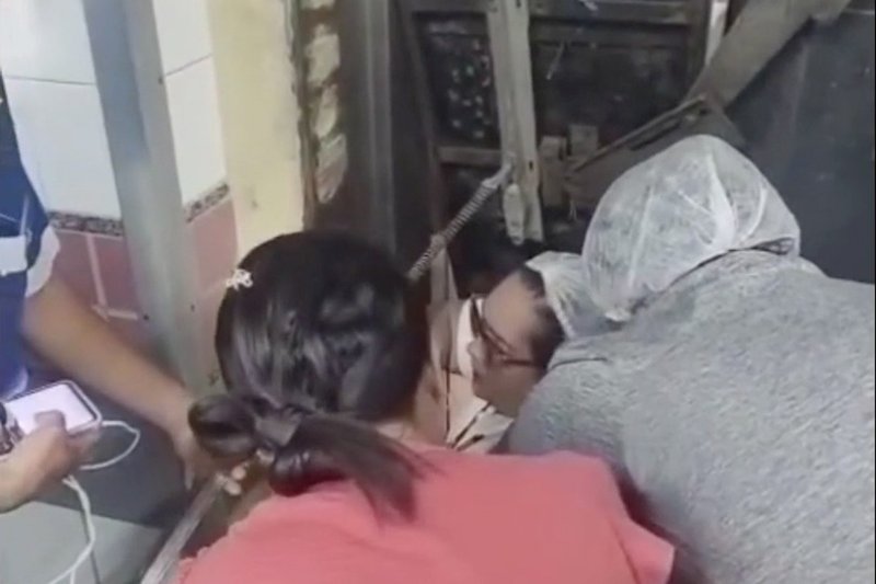 Ascensorista precisou ser resgatada por funcionários pelo teto do elevador, após queda